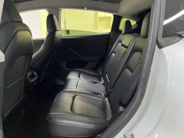 Tesla Model Y — Фото автомобиля 13