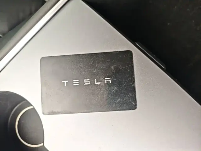 Tesla Model Y — Фото автомобиля 8