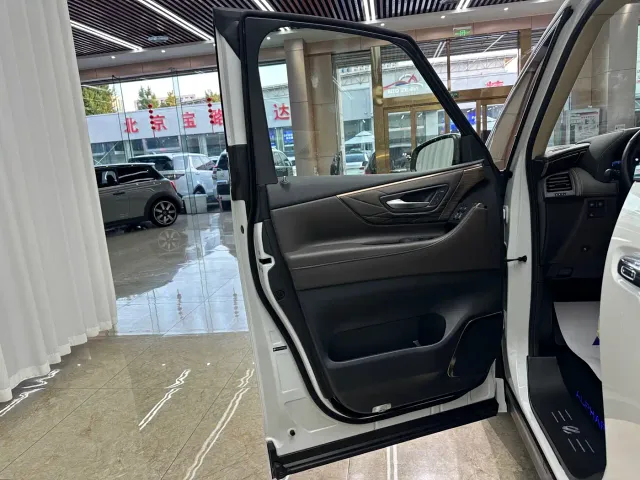 Toyota Alphard — Фото автомобиля 12