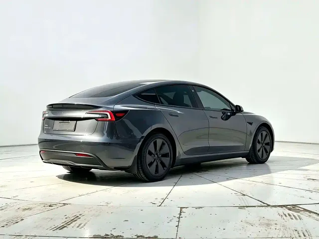 Tesla Model 3 — Фото автомобиля 10