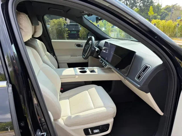 Li Auto L8 — Фото автомобиля 10