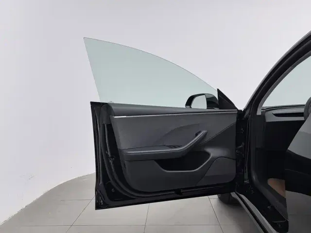 Tesla Model 3 — Фото автомобиля 8