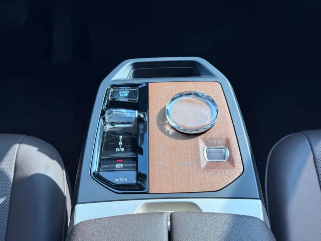 BMW iX — Фото автомобиля 12