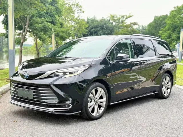 Toyota Sienna — Фото автомобиля 2