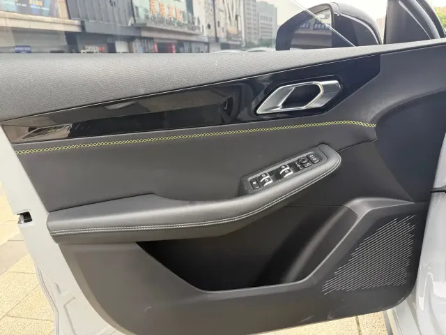 Lynk & Co 03 — Фото автомобиля 4