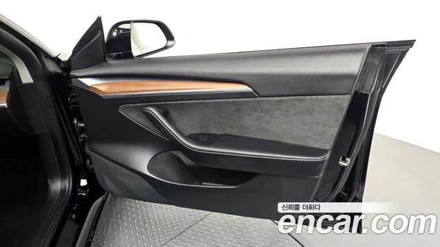 Tesla Model 3 — Фото автомобиля 24