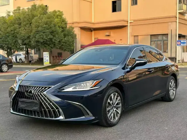 Фотография автомобиля — Lexus ES