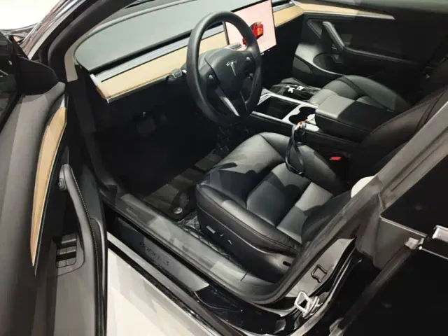 Tesla Model 3 — Фото автомобиля 15
