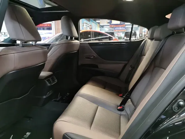 Lexus ES — Фото автомобиля 14