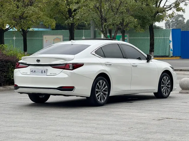 Lexus ES — Фото автомобиля 13