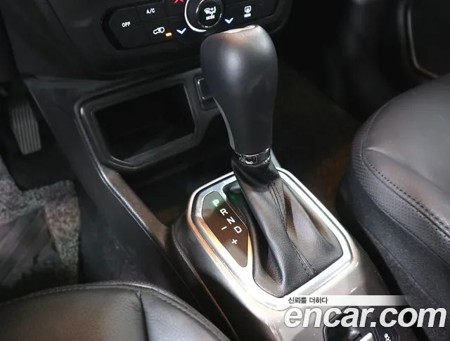 Jeep Renegade — Фото автомобиля 14