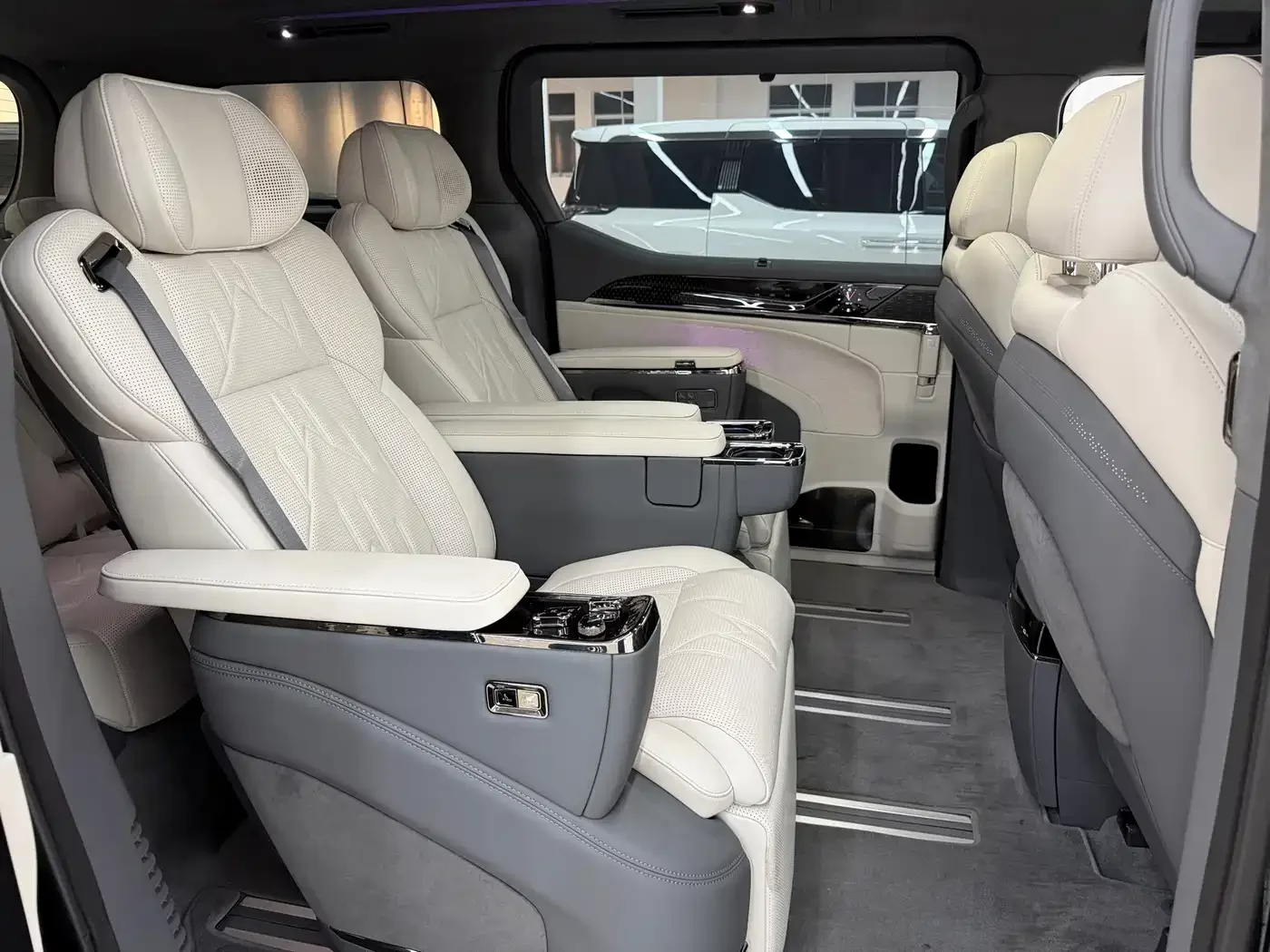 ZEEKR Zeekr 009 2024 6-seat Executive AWD 108kWh — Фото автомобиля 10