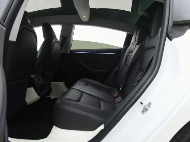 Tesla Model 3 — Фото автомобиля 12