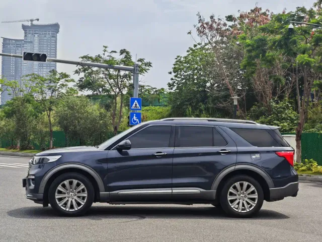 Ford Explorer — Фото автомобиля 3