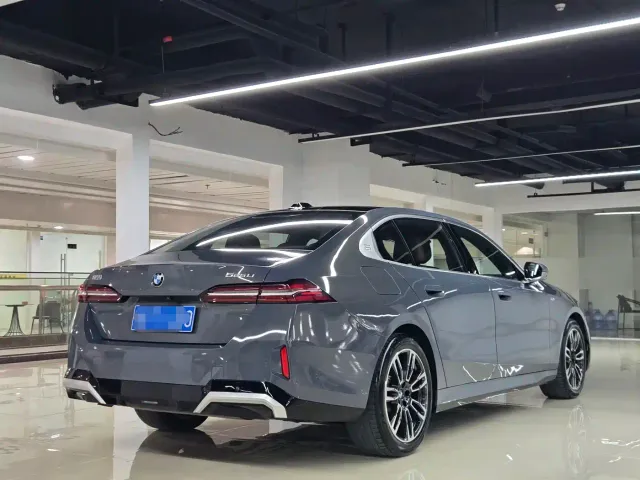 BMW 5 Series — Фото автомобиля 14