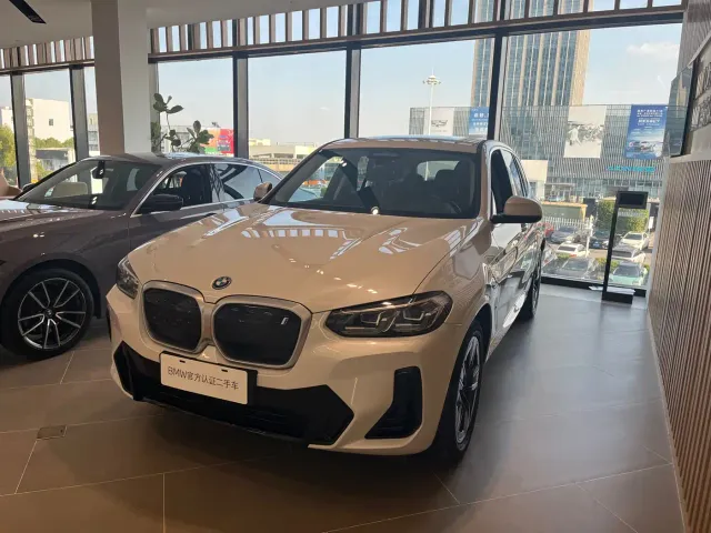 BMW iX3 — Фото автомобиля 2