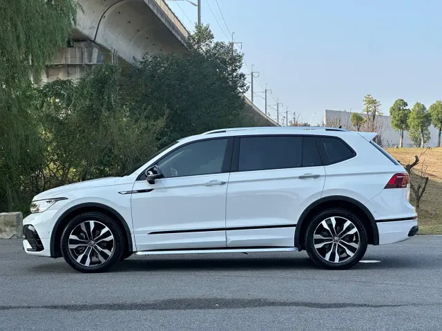 Volkswagen Tiguan L — Фото автомобиля 21