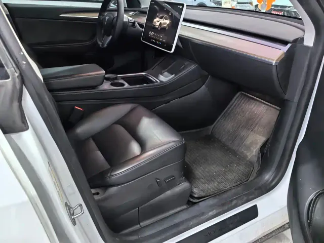 Tesla Model Y — Фото автомобиля 11