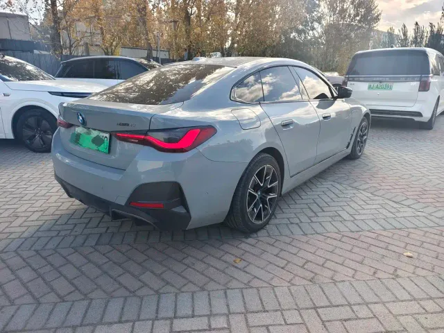 BMW i4 — Фото автомобиля 2