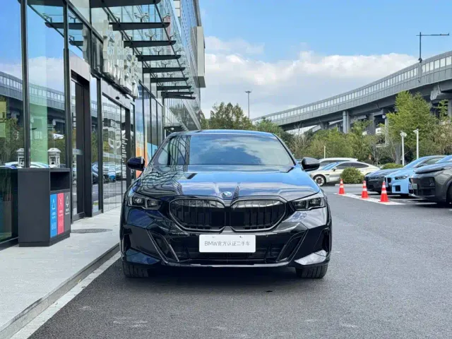 BMW 5 Series — Фото автомобиля 3