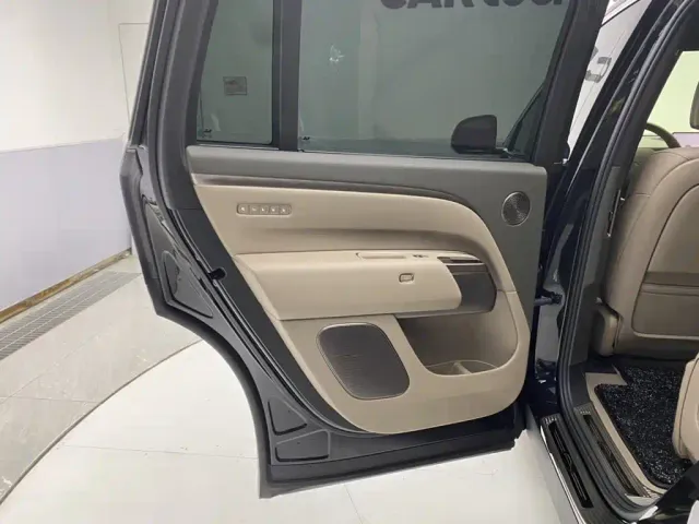 Li Auto L8 — Фото автомобиля 24