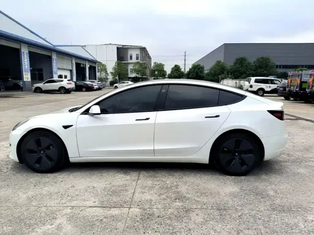 Tesla Model 3 — Фото автомобиля 4