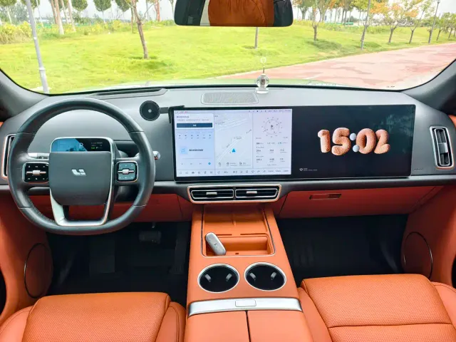 Li Auto L8 — Фото автомобиля 11