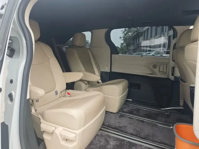 Toyota Sienna — Фото автомобиля 9