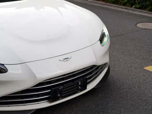 Aston Martin V8 Vantage — Фото автомобиля 2