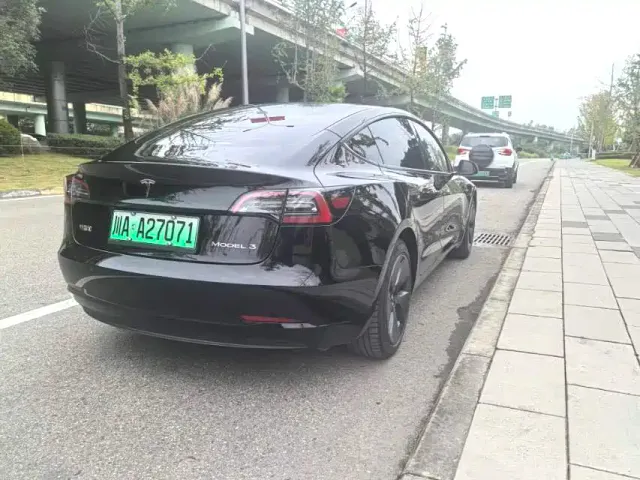 Tesla Model 3 — Фото автомобиля 8