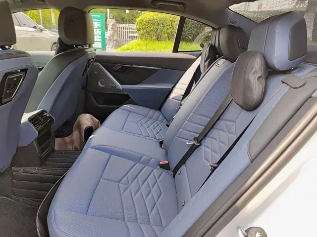 BMW 5 Series — Фото автомобиля 8