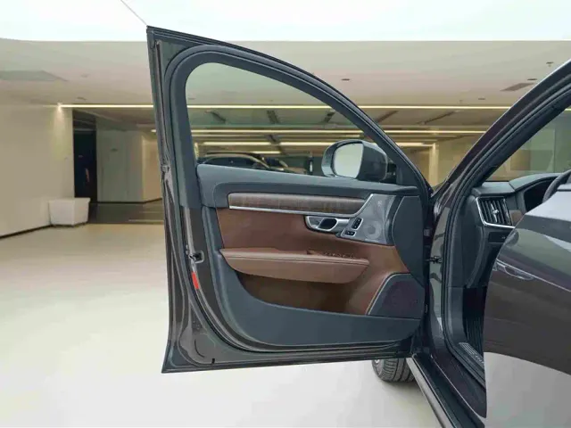 Volvo Volvo V90 2024 Cross Country B5 AWD Premium Edition — Фото автомобиля 16
