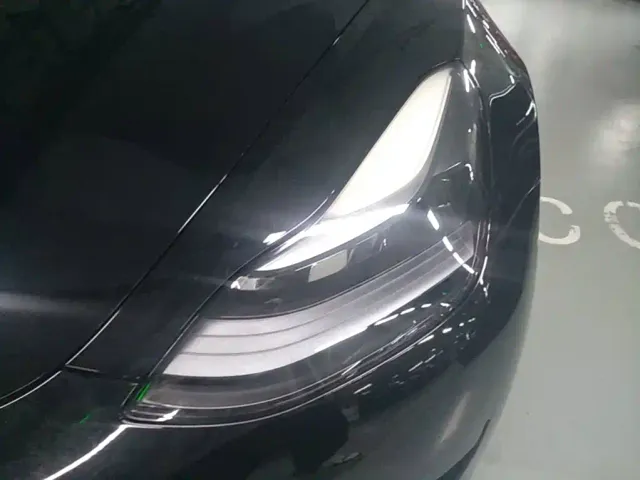 Tesla Model 3 — Фото автомобиля 23