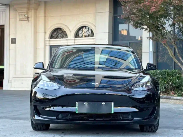 Tesla Model 3 — Фото автомобиля 2