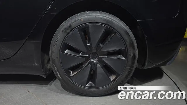 Tesla Model 3 — Фото автомобиля 21