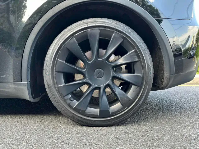 Tesla Model Y — Фото автомобиля 15