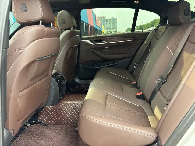 BMW 5 Series — Фото автомобиля 13