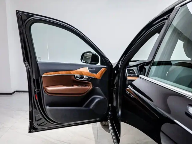 Volvo XC90 — Фото автомобиля 8