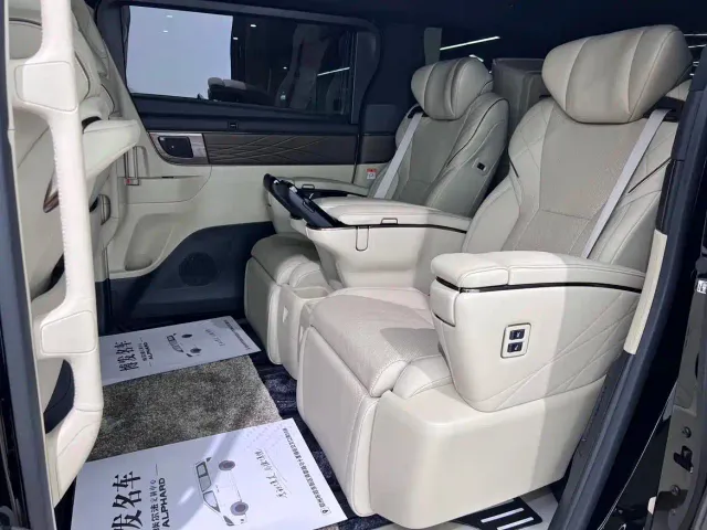 Toyota Alphard — Фото автомобиля 11
