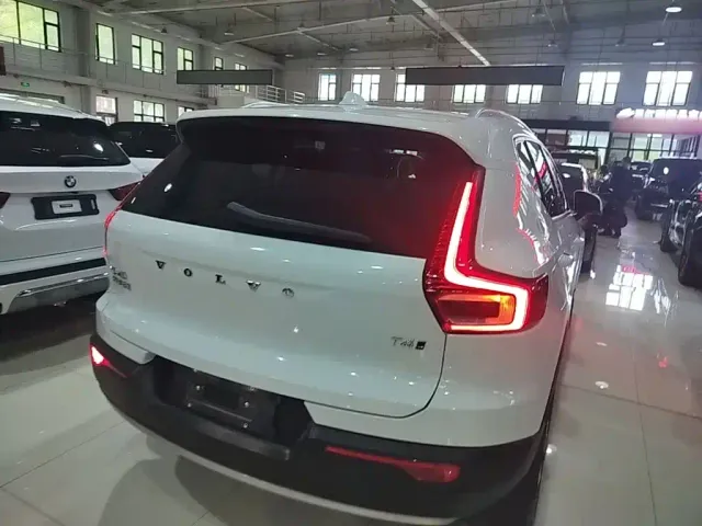 Volvo XC40 — Фото автомобиля 4