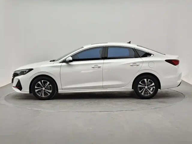 Changan Eado — Фото автомобиля 4