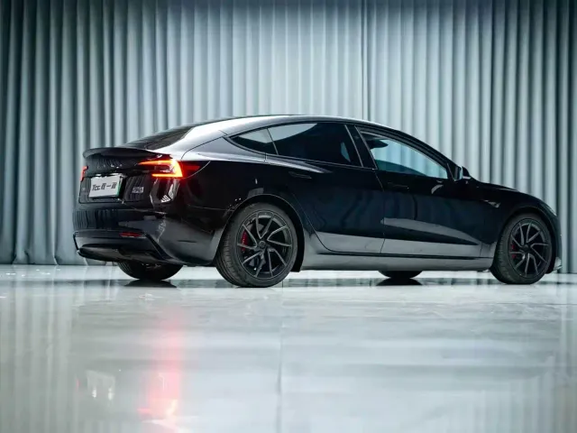 Tesla Model 3 — Фото автомобиля 10