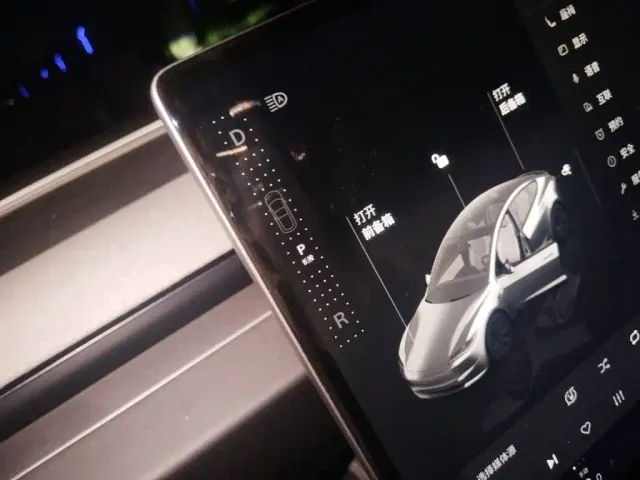 Tesla Model 3 — Фото автомобиля 10