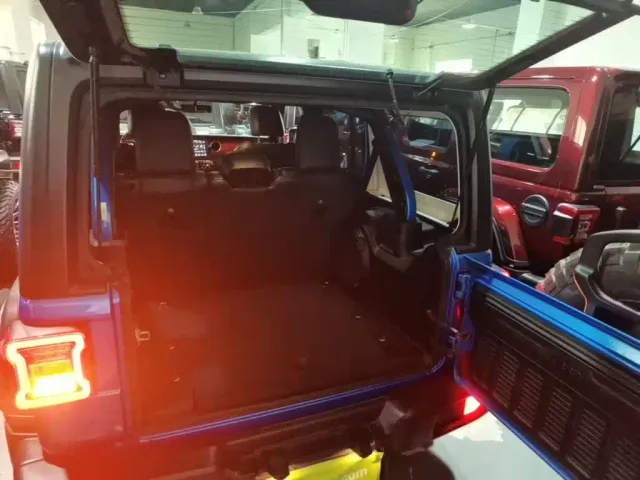Jeep Wrangler — Фото автомобиля 18