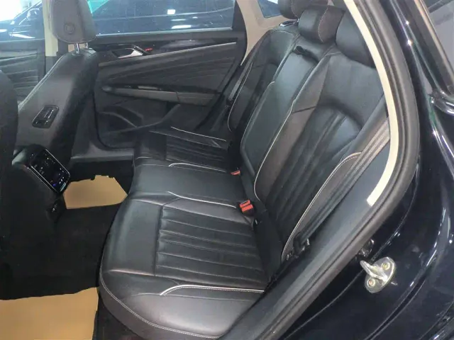 Volkswagen Passat — Фото автомобиля 16