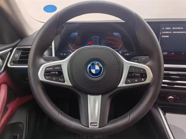 BMW i4 — Фото автомобиля 14