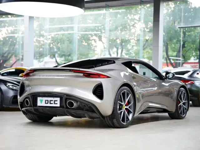 Lotus Emira — Фото автомобиля 7
