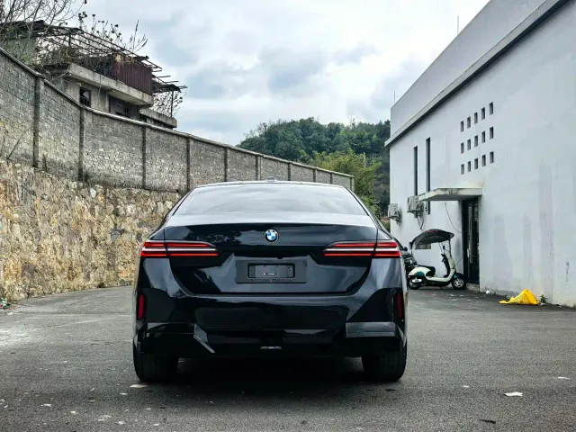 BMW 5 Series — Фото автомобиля 13