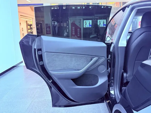 Tesla Model Y — Фото автомобиля 15