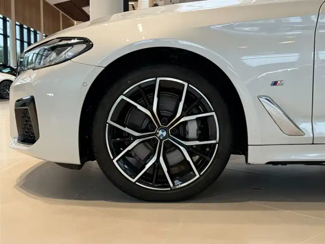 BMW 5 Series — Фото автомобиля 11